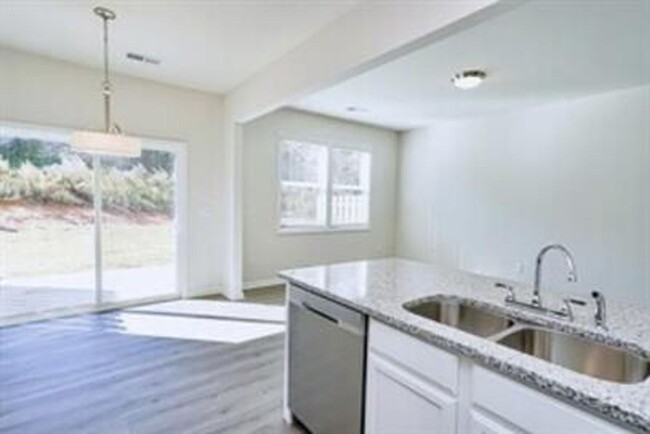 Building Photo - Spacious 3/2.5 Townhome Available February...