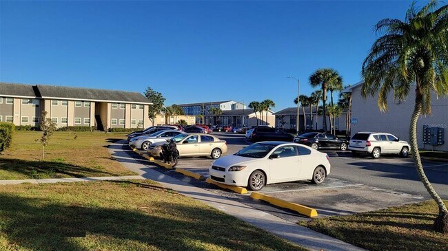 Building Photo - 826 Sky Lake Cir