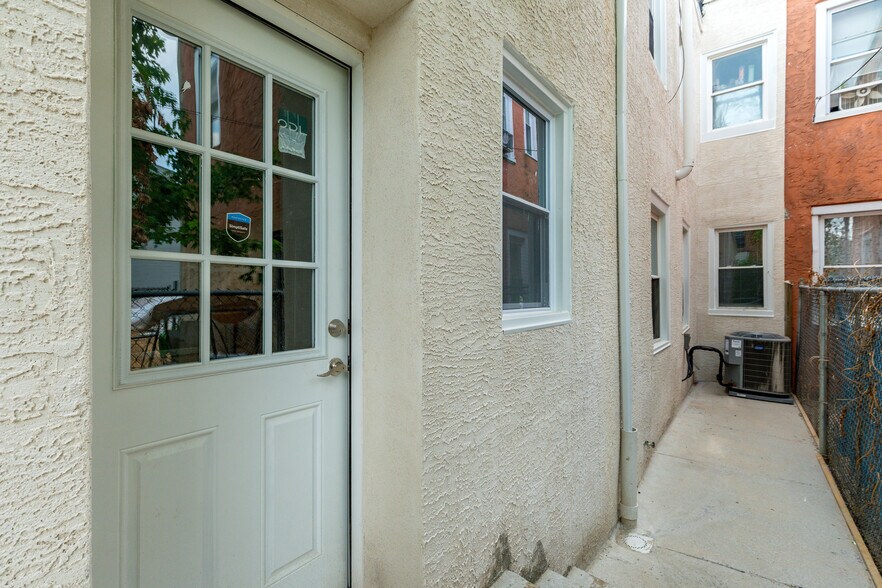 Building Photo - 2433 N 6th St