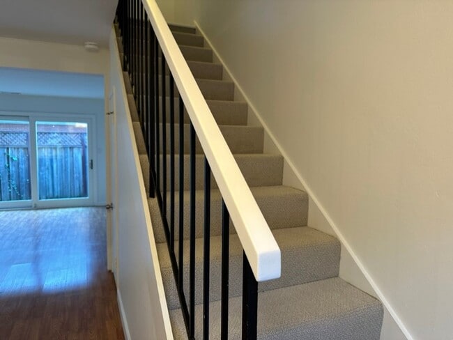 Building Photo - EPIC REA: 2 BR/1 BA Townhome w/ 1 Parking in Great Corte Madera