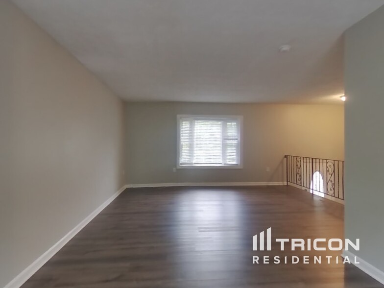 Building Photo - 1350 Redwood Cir