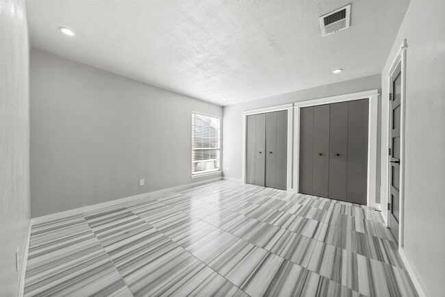 Building Photo - 9433 Singing Quail Dr