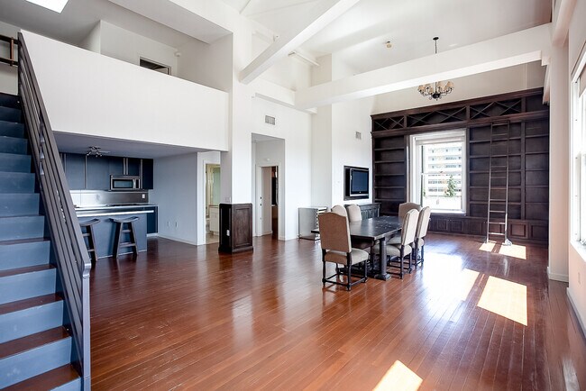 Building Photo - 257 S Spring St