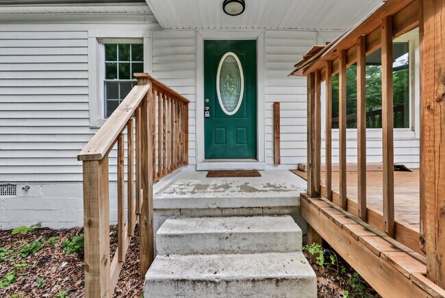 Building Photo - Charming 2-bed 1-bath home minutes from shopping, APSU, and dining.