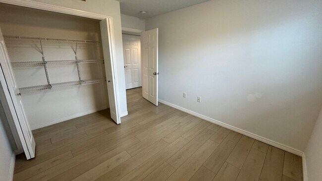 Building Photo - 1617 W Treille Ct