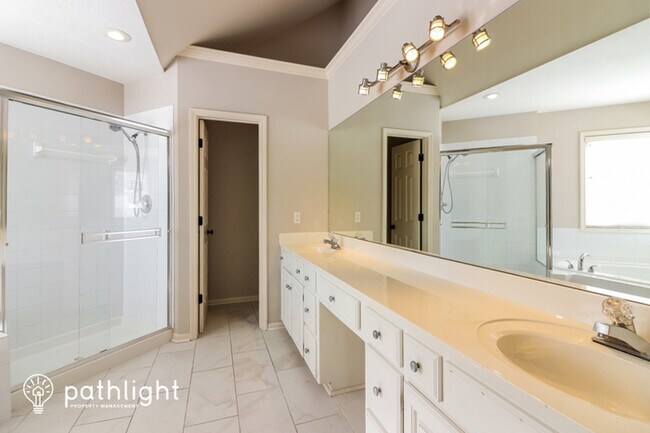 Building Photo - 5909 NE Coral Cir, Lee's Summit, MO, 64064
