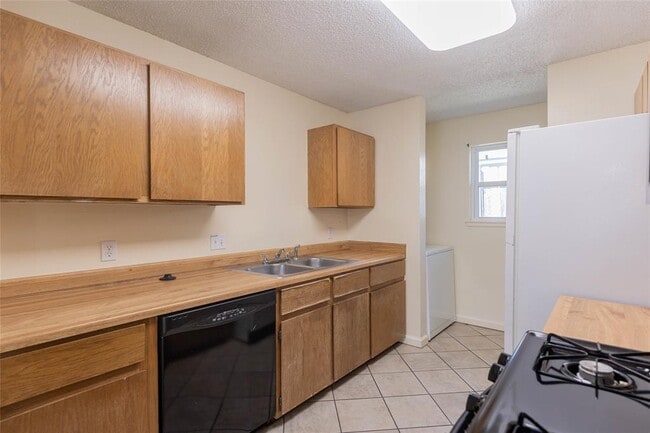 Building Photo - 909 Kavanagh Dr