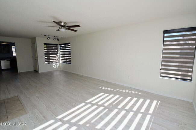 Building Photo - 5855 N Kolb Rd