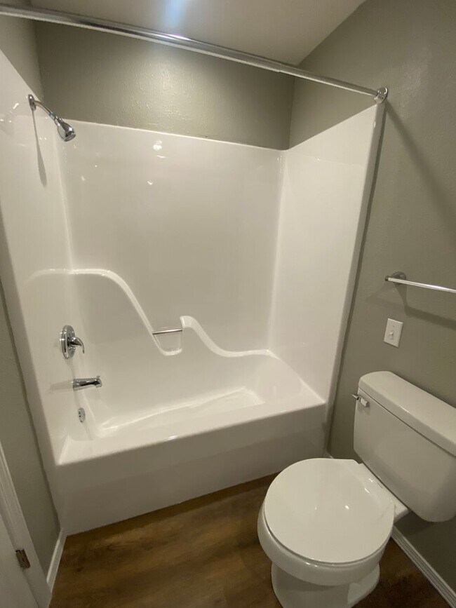 Building Photo - Newly remodeled 3 bedroom 2 bath home with...