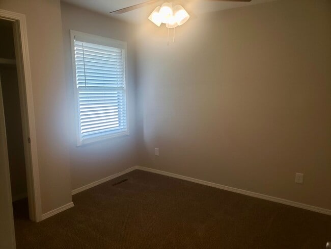 Building Photo - Kickapoo High District w/ Walk-In-Closet