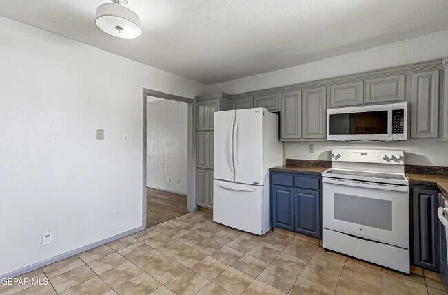Building Photo - 4433 N Stanton St