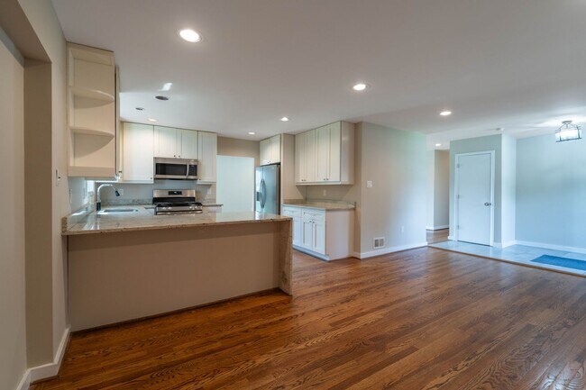 Building Photo - 5 BD 3 BA Oxon Hill, MD home is ideal for ...