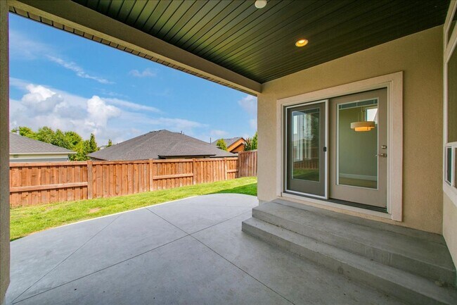 Building Photo - Beautiful Home in Desired Hazelwood Subdiv...
