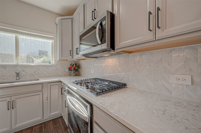 Building Photo - 1726 Summerlyn Ter Dr