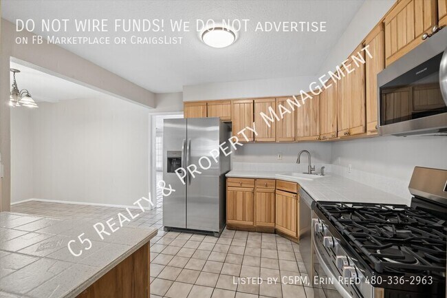 Building Photo - 1418 W 7th Pl