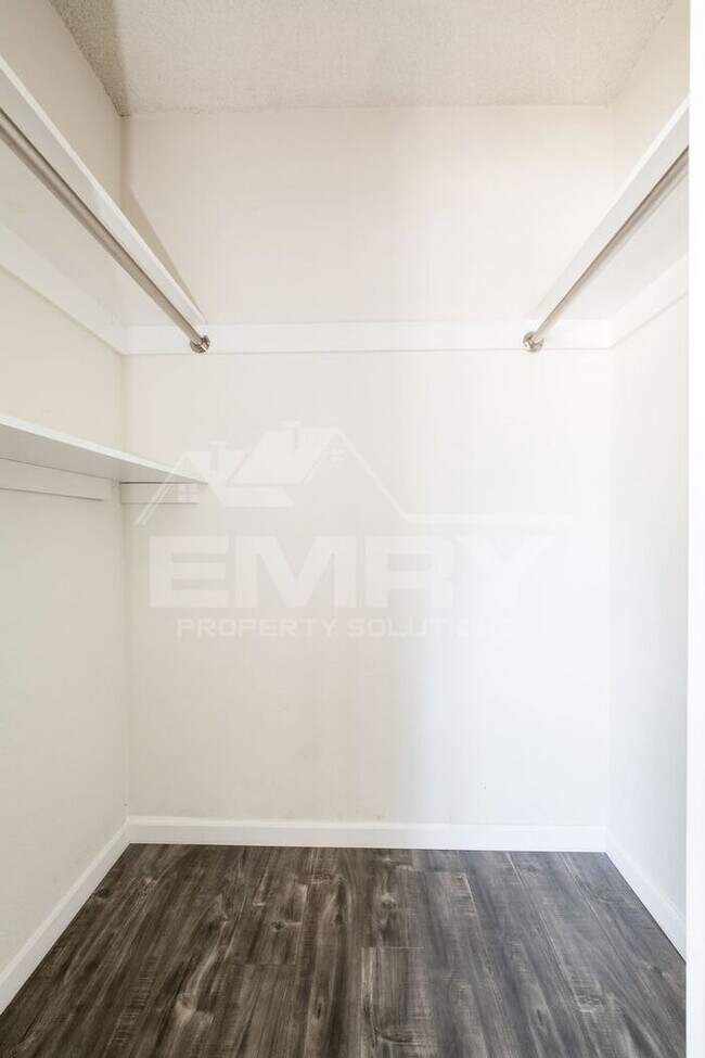 Building Photo - 2 bed 1 bath unit in Inglewood 90302