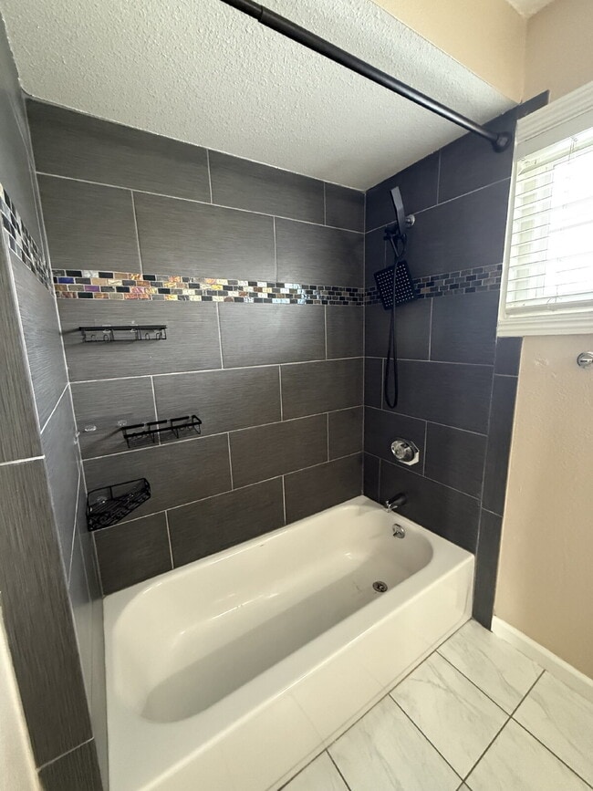 Building Photo - Spacious 4 Bedroom 2.5 Bathroom Hayward Home with Fresh Paint and New Carpet
