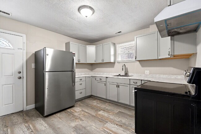 Building Photo - 2831 Hyannis Dr