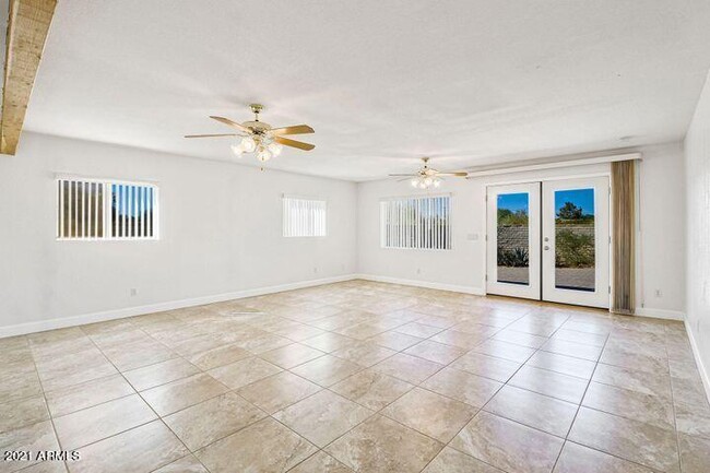 Building Photo - 6518 E Sunnyside Dr