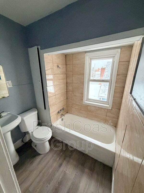 Building Photo - 3053 E 128th St