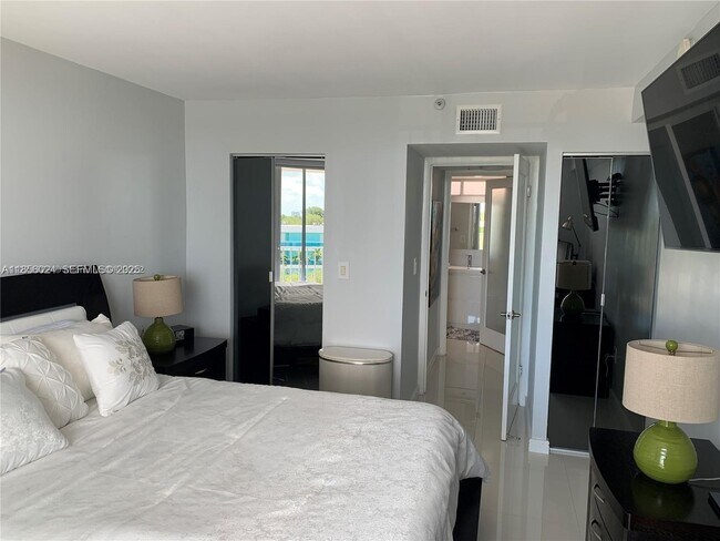 Building Photo - 650 NE 64th St