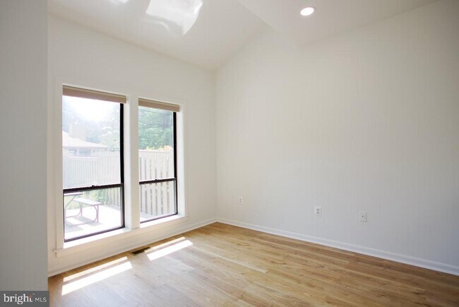 Building Photo - 5249 Strathmore Ave
