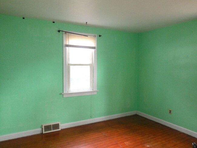 Building Photo - Two Bedroom Home in Belleville