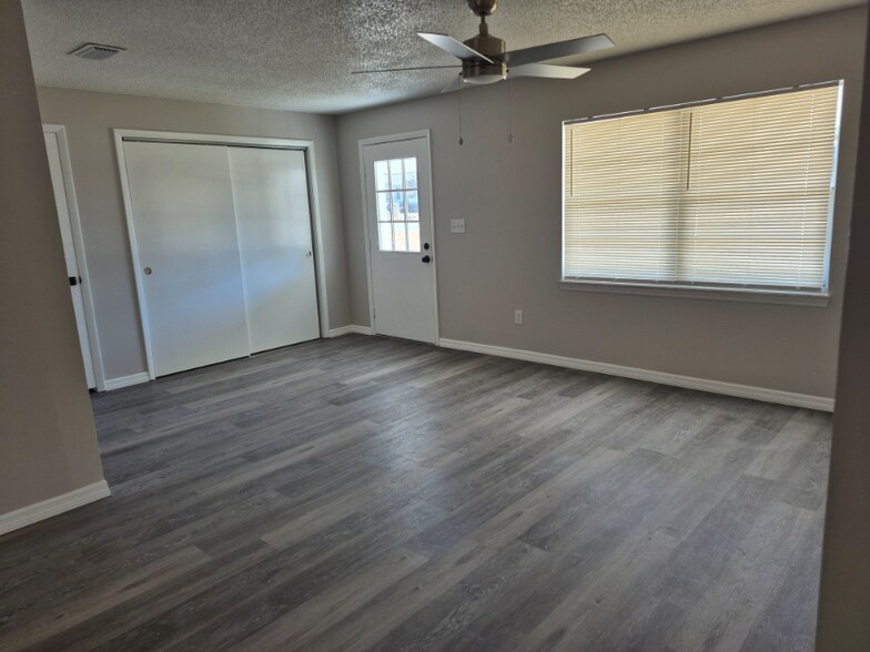 Building Photo - 2131 W Greenway Pl