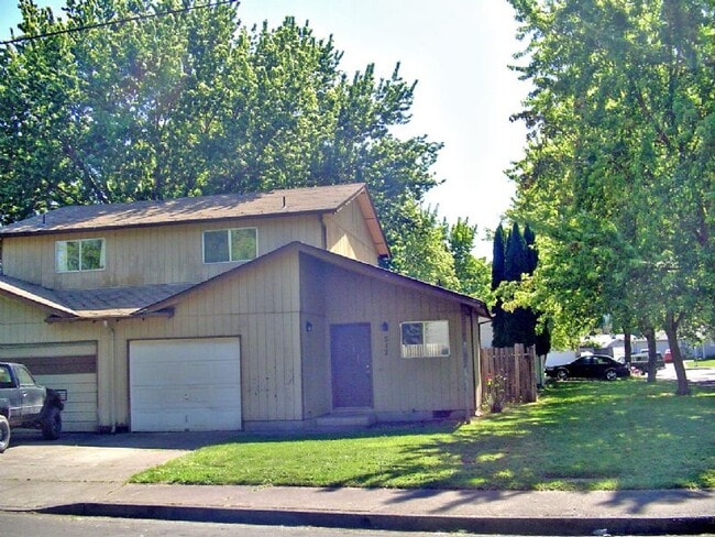 Primary Photo - Southeast Springfield 2 bedroom duplex