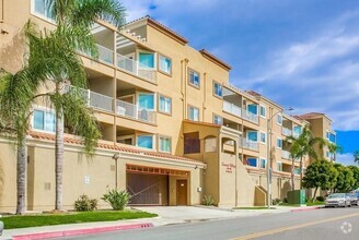 Building Photo - Spacious Condo with Ocean Views!