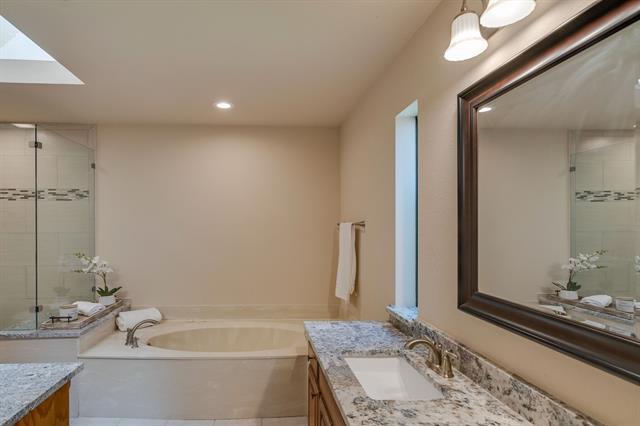 Building Photo - 704 Shady Ln