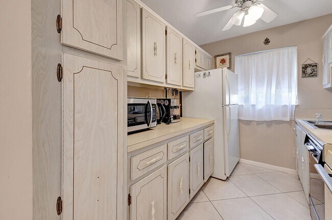 Building Photo - 1165 S Drive Cir
