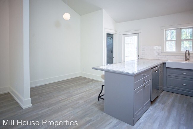 Building Photo - 113 Barclay Rd