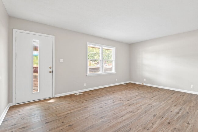 Building Photo - Renovated 2 bedroom townhome 5 miles from downtown Raleigh!