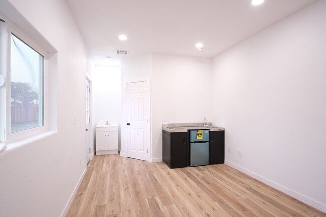 Building Photo - Perfect multi-family property! A 3-bed, 2-bath home for $2,300, plus a separate NEVER LIVED IN in...