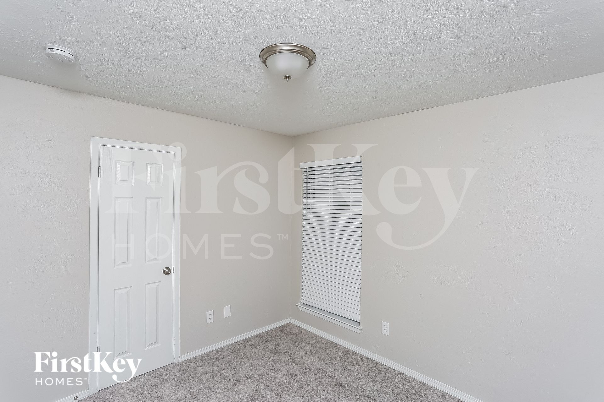 Building Photo - 5614 Sarasota Dr