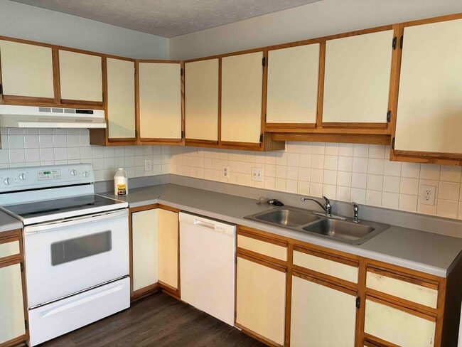 Building Photo - Beautiful Single Family Home Located Near ...
