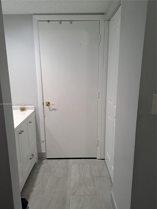 Building Photo - 9708 SW 138th Ave