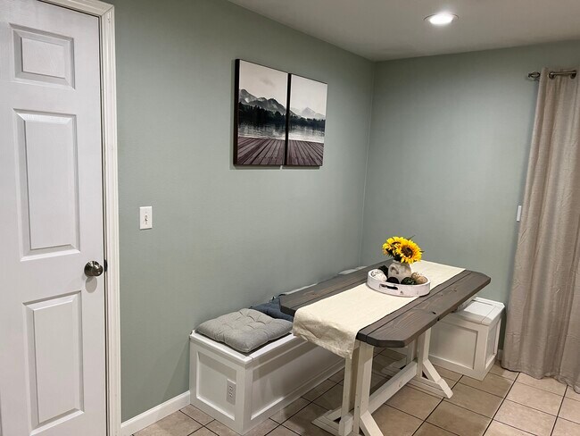 Kitchen with Breakfast Nook - 4817 NE 52nd Cir