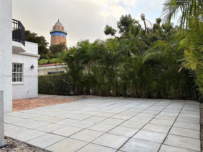 Building Photo - 1916 Ferdinand St