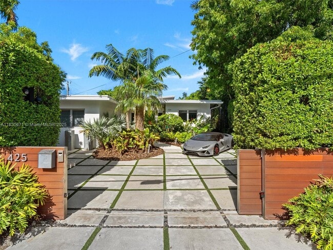 Building Photo - 425 E Dilido Dr