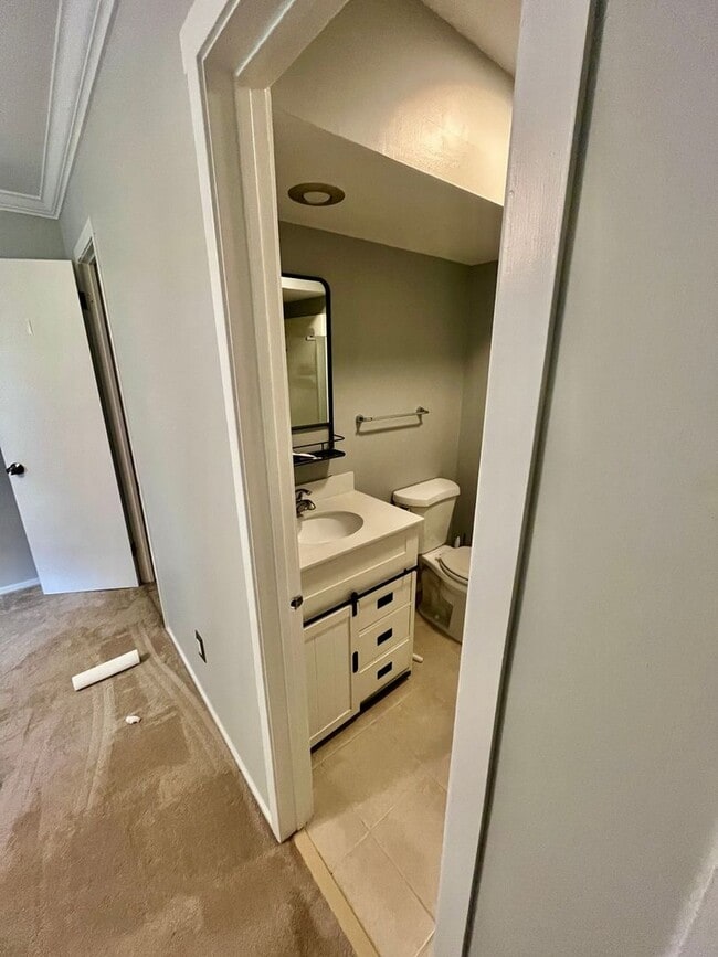 Building Photo - Charming 3 BR / 2 BA Top-Floor Condo | Blackberry Hill Village
