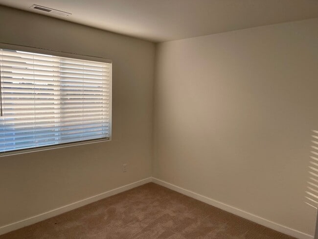 Building Photo - End Townhouse Unit in South Medford/Phoenix Area