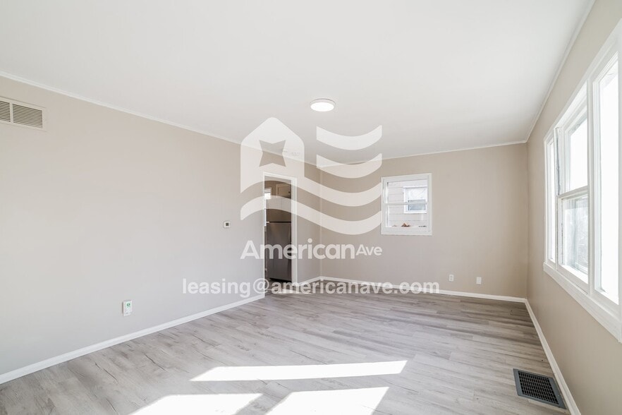 Building Photo - 823 W Bartlett Ct