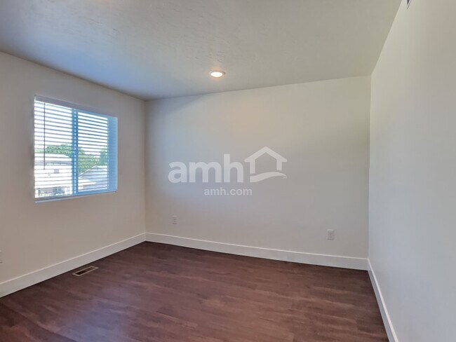 Building Photo - 979 N Nichole Ave