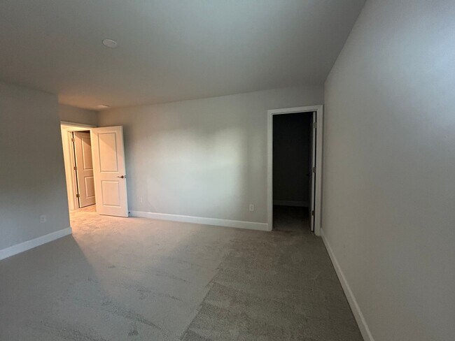 Building Photo - 450 Bandon Wy