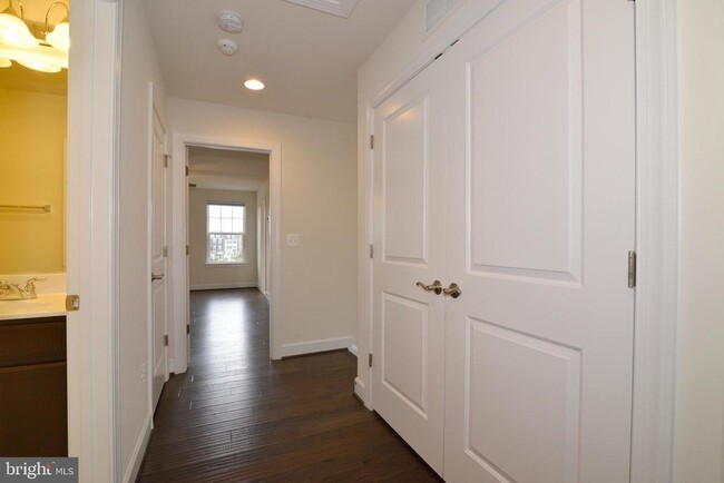 Building Photo - 10684 Viewmont Ln