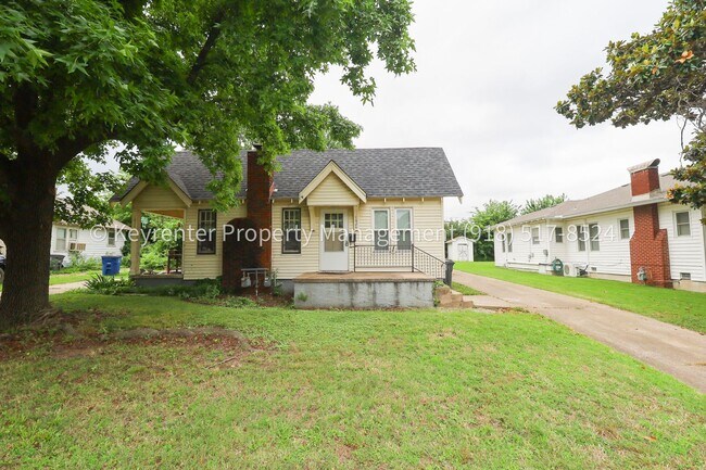 Building Photo - Beautifully Redone 1 Bedroom Duplex! Available for Immediate Move in!
