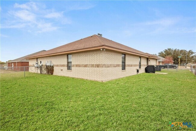 Building Photo - 3210 Raven Dr