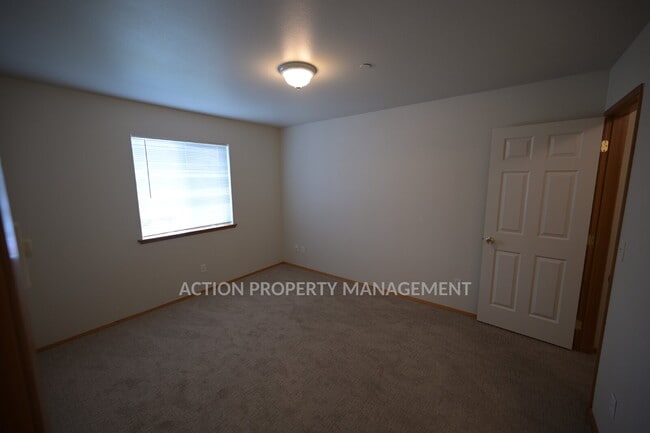 Building Photo - 2 bed 1 bath, top floor apartment in Port Angeles, close to Peninsula College and the Olympic Nat...